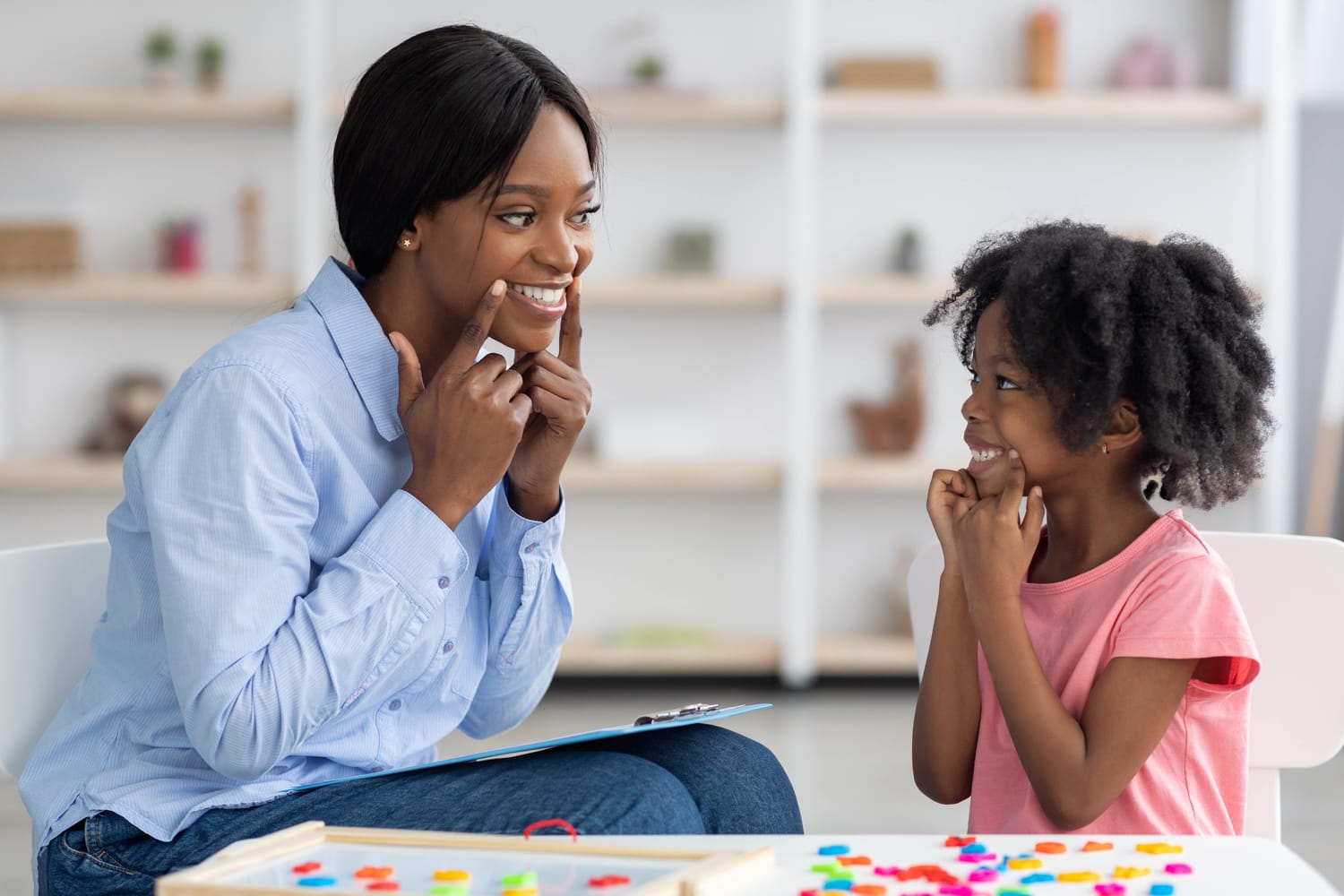 Orthophoniste avec enfant - étapes et conseils pour une reconversion réussie et l'ouveture du cabinet